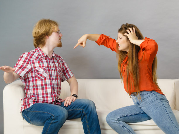 男人和女人吵架了图片下载