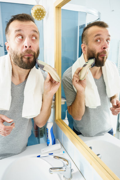 男人刮胡子图片下载