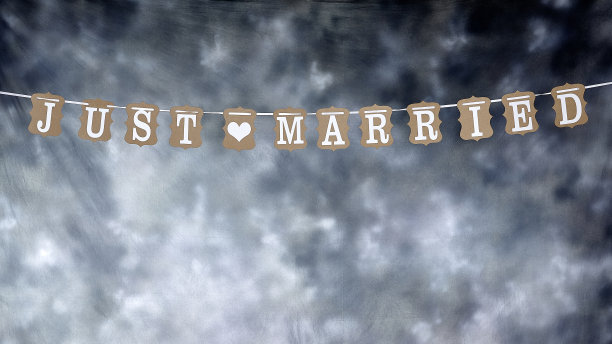 刚刚结婚的文本在多云的背景图片下载