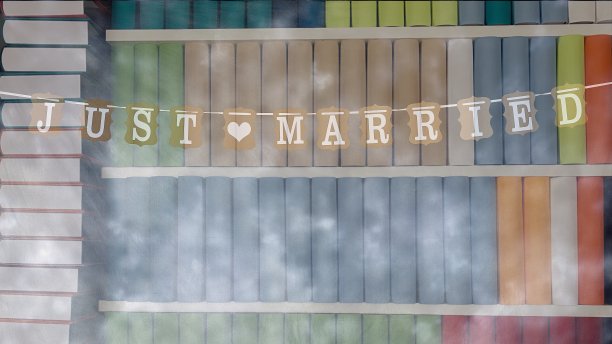 刚刚结婚的文字上多云的彩色背景图片下载