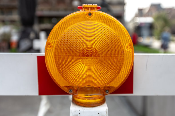 黄灯洒落路面图片下载