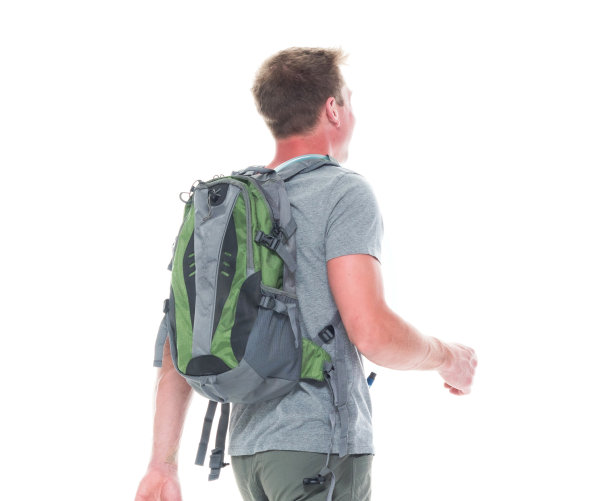 友好的男性徒步者是快乐的和行走，后视镜图片下载