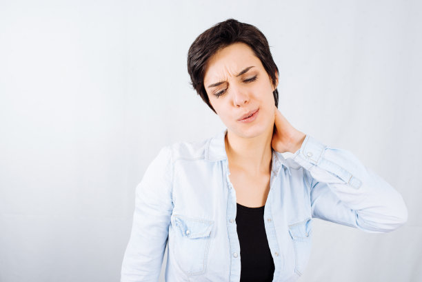 饱受颈部疼痛之苦的女人图片下载