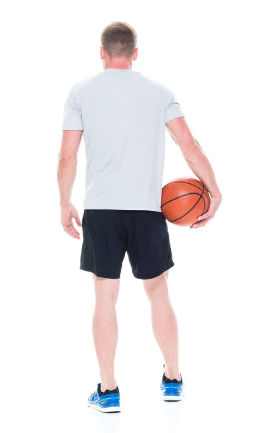 帅哥穿着运动服抱着篮球，后视镜图片下载