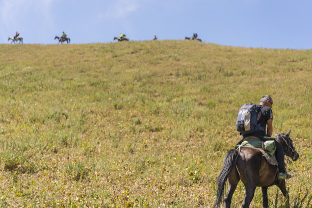 骑马的人在山附近的柯奇科，吉尔吉斯斯坦图片下载