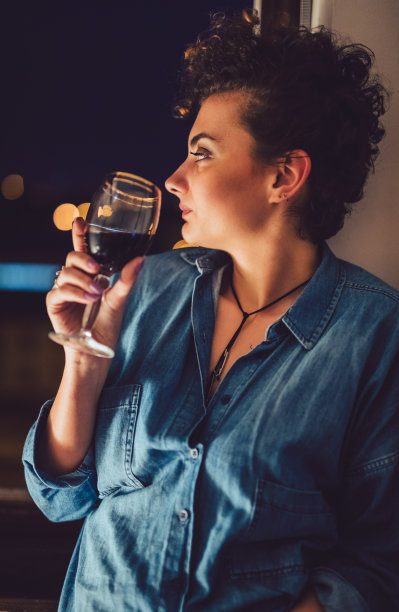 年轻女子喝酒图片下载