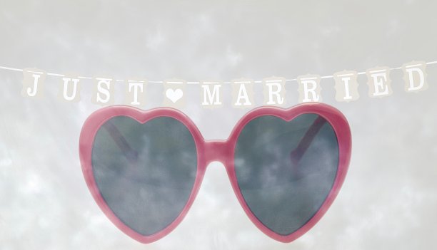 刚刚结婚的文字上心形的太阳镜背景图片下载