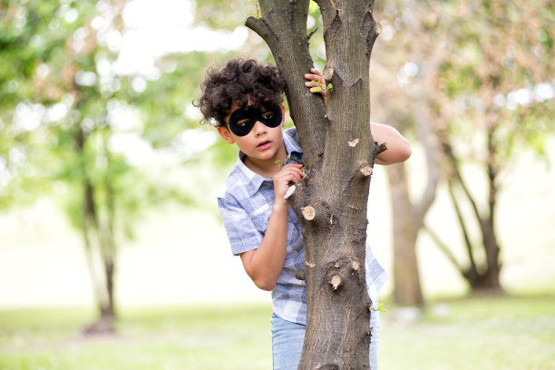 戴着黑色面具的小男孩图片下载
