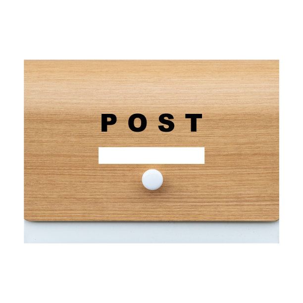 棕色木制邮箱孤立在白色背景上图片下载