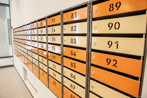 一排黄色的金属公寓邮箱图片下载