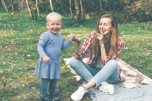 妈妈牵着女儿的手图片下载