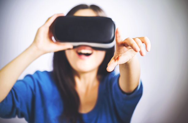 戴着虚拟现实耳机的女人图片下载