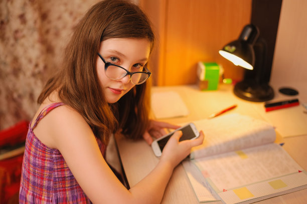 戴眼镜的女孩在上夜校图片下载