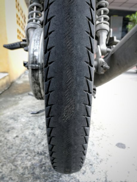 摩托车轮胎表面磨损。图片下载