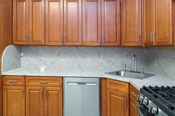 在深色的厨房里安装橱柜图片下载