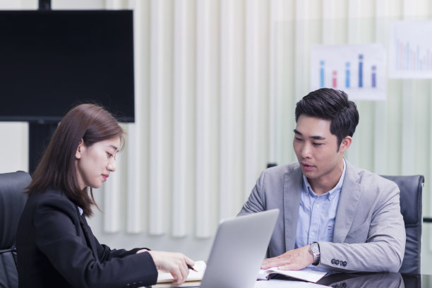 业务同事在办公桌前审查文书工作图片下载