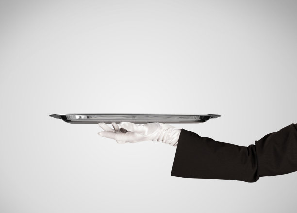 由时尚的手在盘子上展示图片下载