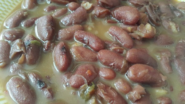 近距离观察煮红芸豆菜肴。暗红色的有用豆盘图片下载