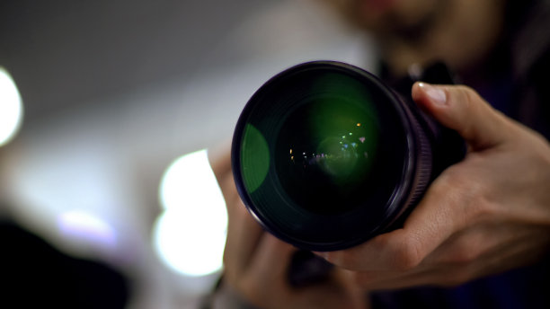 记者拿着相机拍照报道，狗仔队监视名人图片下载