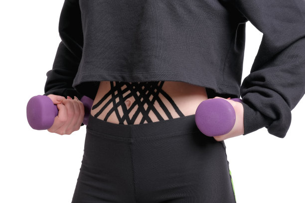 在少女腹部用哑铃交叉了运动机能学胶带图片下载