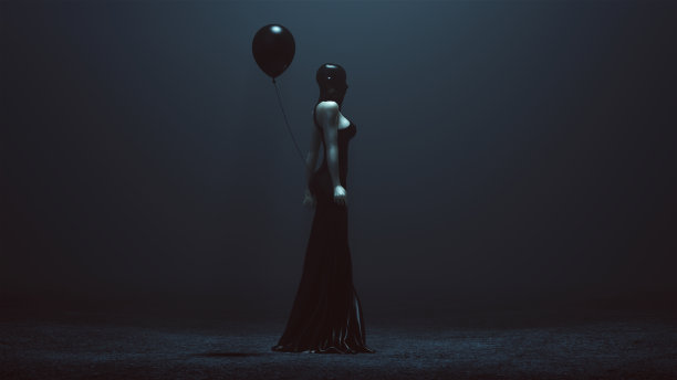 未来的恶魔女人与一个黑色气球在未来的高级定制服装和面具抽象的恶魔刺客右视图图片下载