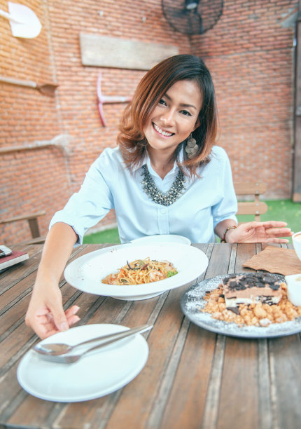 亚洲女人吃美味，注重面子图片下载