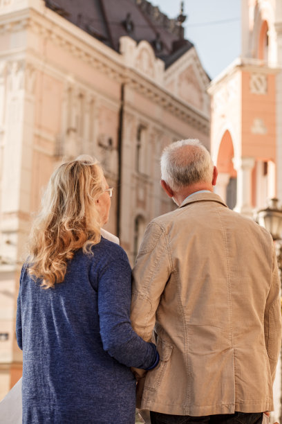 一对老年夫妇在城里观光旅游图片下载