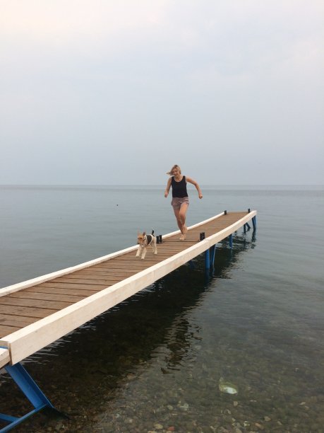 带着狗的女孩图片下载