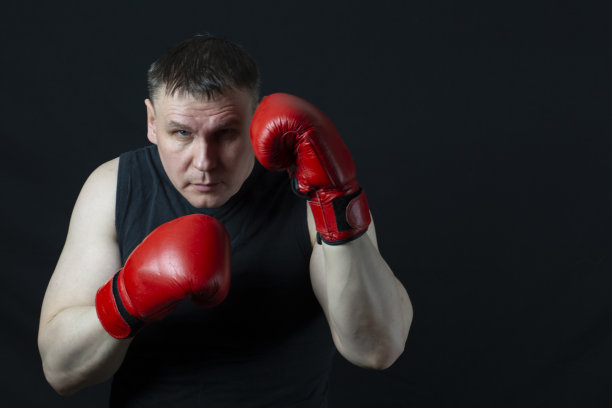 戴拳击手套的男人图片下载