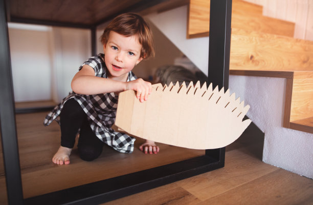 一个快乐的小女孩在家里玩。图片下载
