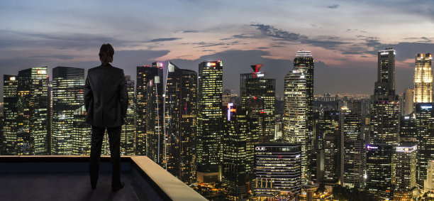 商人在摩天大楼的屋顶上注视着新加坡城市图片下载