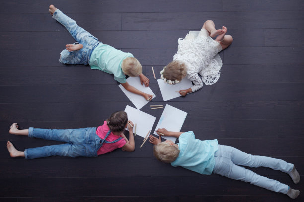 孩子们画画图片下载