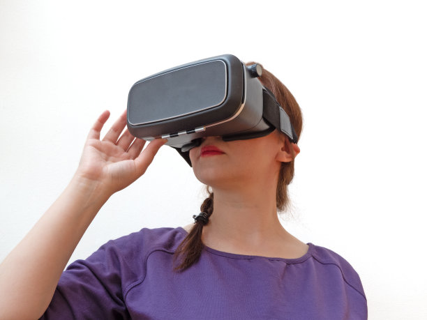 戴着虚拟现实耳机的女人图片下载