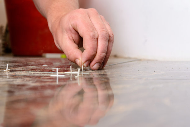 地板上铺瓷砖用的塑料十字架图片下载