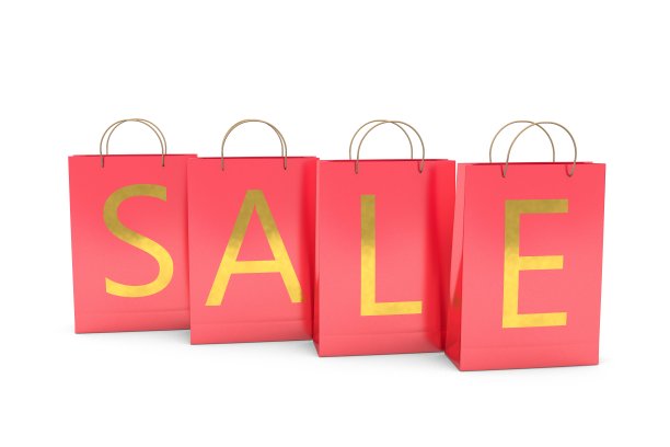 3d效果图:粉红色的包装上印着金字“SALE”，白色背景，购物袋里装满了购买的物品。零售和互联网贸易。图片下载
