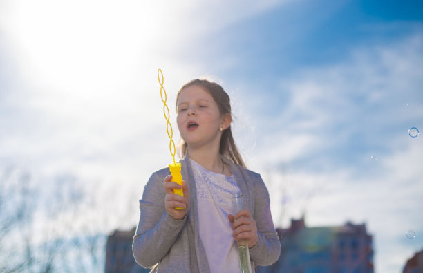女孩，白色t恤和灰色夹克，城市，肥皂泡，悲伤图片下载