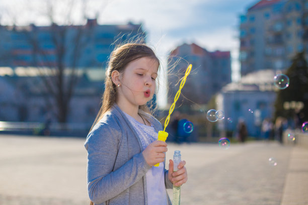 女孩，白色t恤和灰色夹克，城市，肥皂泡，悲伤图片下载