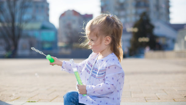 女孩，白色衬衫和蓝色牛仔裤，城市，肥皂泡，悲伤图片下载