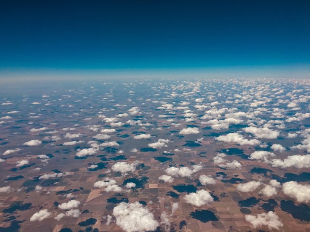 来自高空的小云层和阴影图片下载