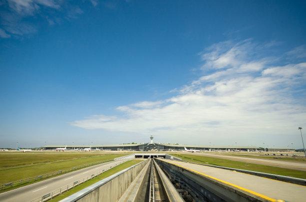 马来西亚吉隆坡——2018年7月前后:国际机场的自动列车。吉隆坡是亚洲最具吸引力的城市。图片下载