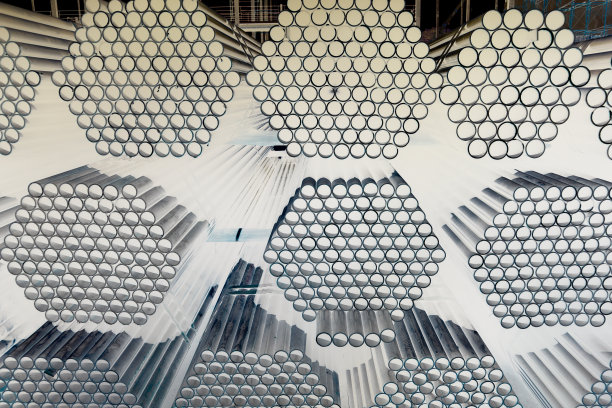金属和铝管堆在货仓内运往工厂图片下载