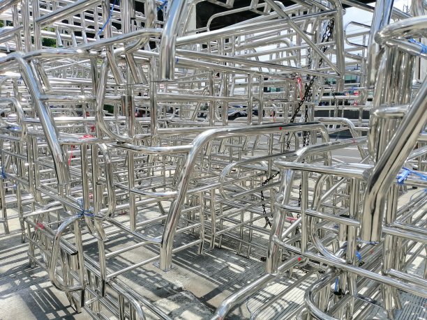 金属和铝框架堆在货物仓库，用于运输到工厂图片下载