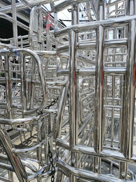 金属和铝框架堆在货物仓库，用于运输到工厂图片下载