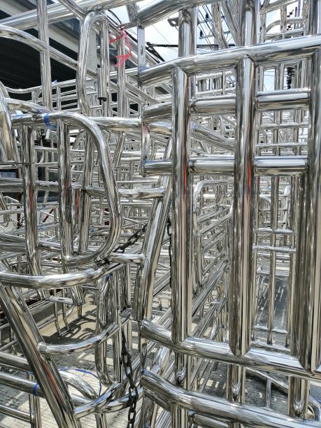 金属和铝框架堆在货物仓库，用于运输到工厂图片下载