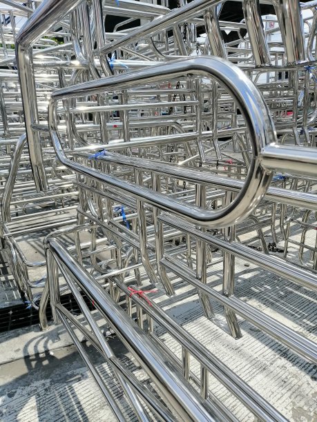 金属和铝框架堆在货物仓库，用于运输到工厂图片下载