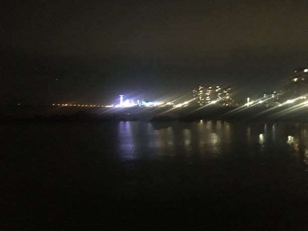 晚上在科尼岛木板路在布鲁克林，纽约。图片下载