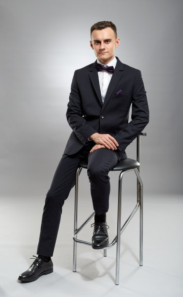 穿着商务装的年轻人图片下载