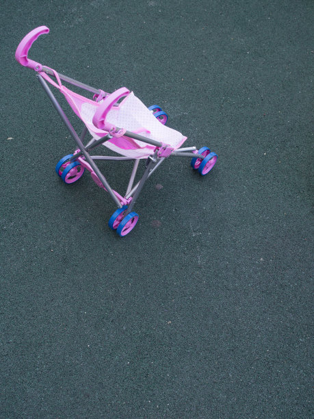 被遗弃的玩具推车图片下载