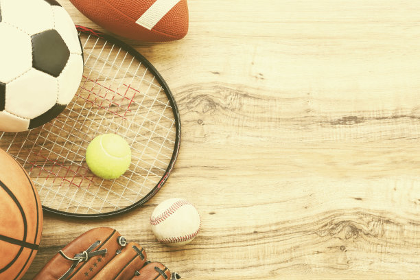 各种运动器材，木制背景球。图片下载