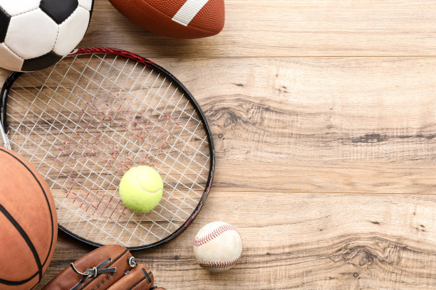 各种运动器材，木制背景球。图片下载